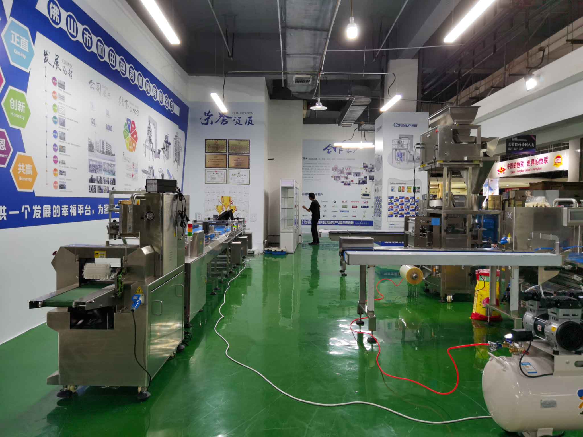 Выставочный зал упаковочных машин нашего филиала в Чэнду, Китай